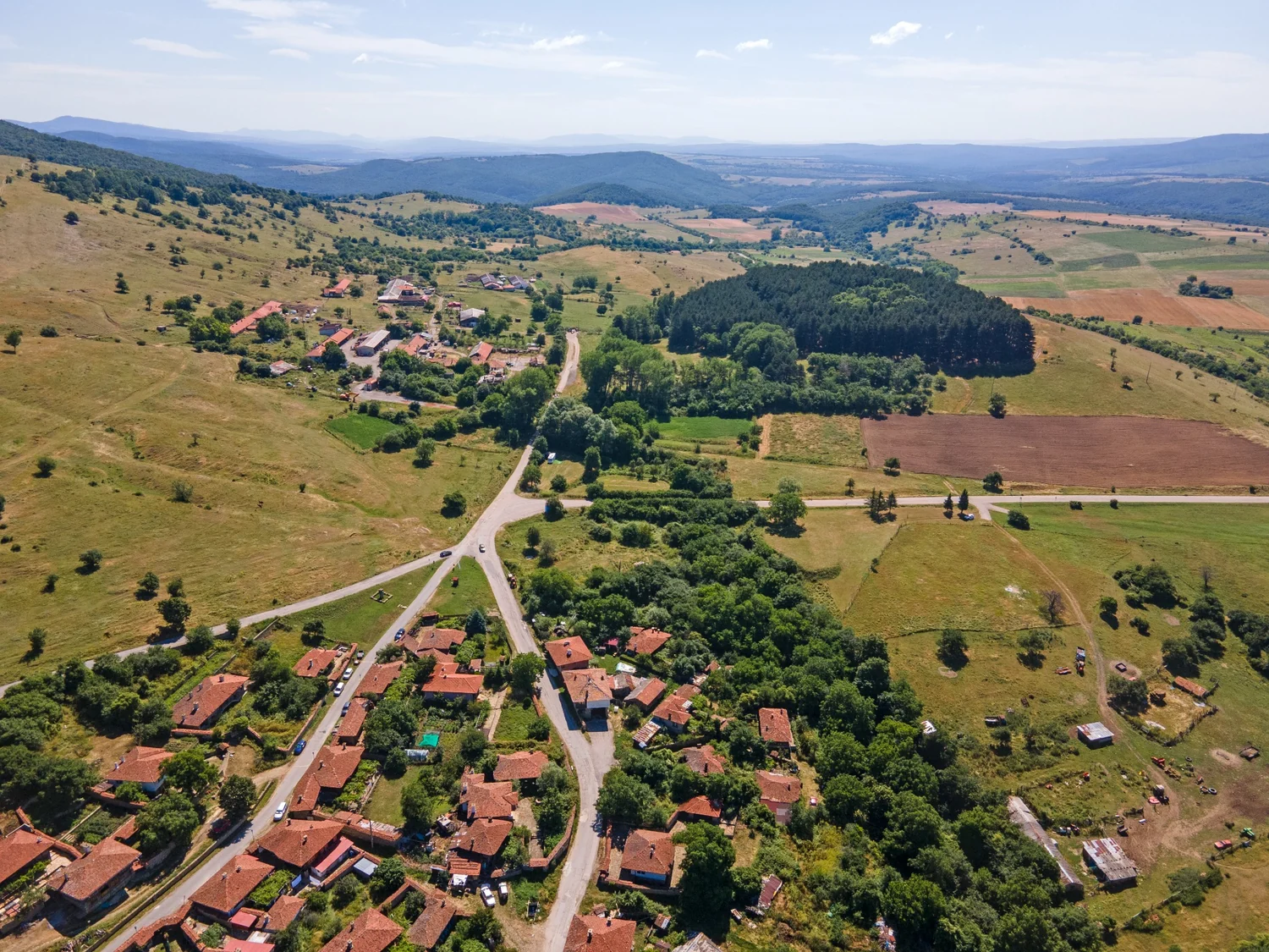 Vista aérea de área rural e urbana em desenvolvimento